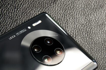 Foto do Mate 30 Pro 5G com foco nas câmeras traseiras.