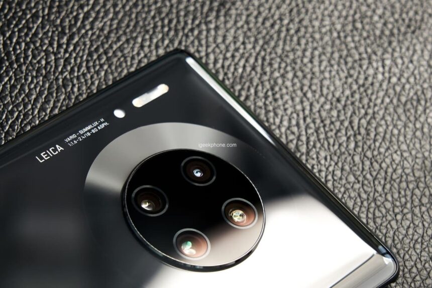 Foto do Mate 30 Pro 5G com foco nas câmeras traseiras.