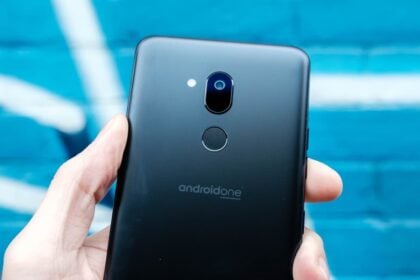 LG G7 One preto, parte traseira.