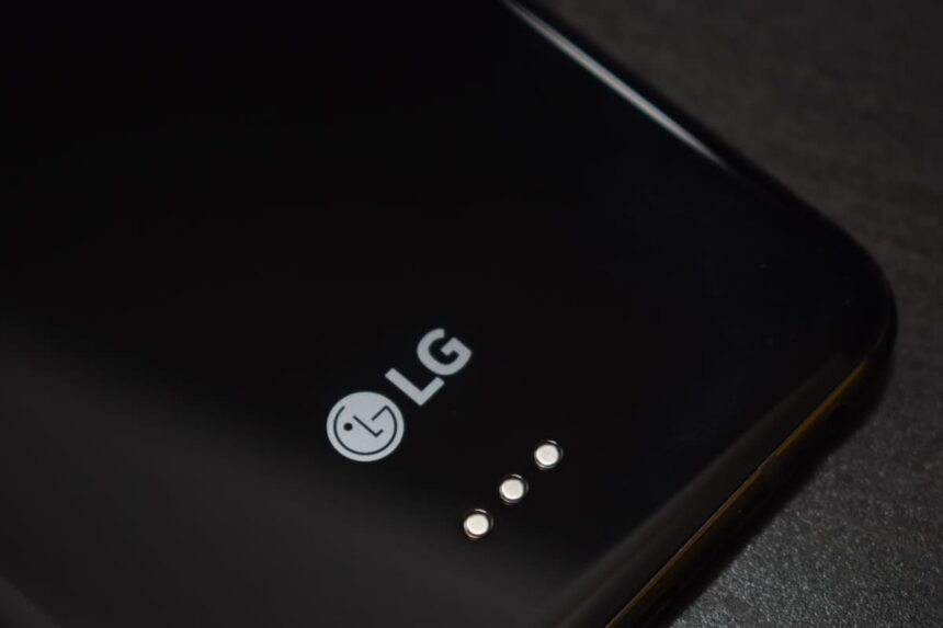 Foto do logo da LG em um smartphone.