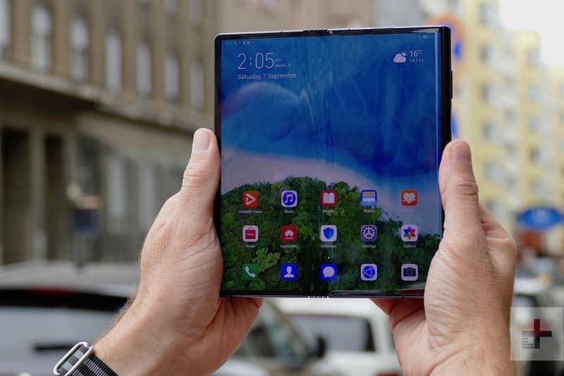 Mate X: Huawei apresentará versão atualizada do dobrável na MWC 2020 Huawei Mate X sendo segurado aberto.