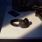 Fone de ouvido Bluetooth AKG sobre uma mesa.