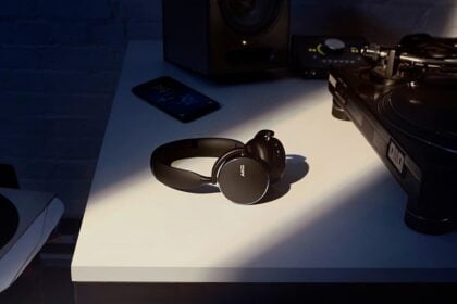 Fone de ouvido Bluetooth AKG sobre uma mesa.