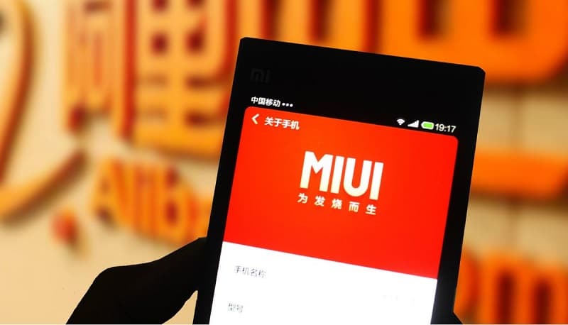 Xiaomi desenvolve recurso de desenho no bloco de notas para a MIUI Smartphone Xiaomi com o logo da interface MIUI na tela.