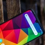 Moto G8 com a tela ligada.