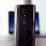 OnePlus 6 preto, parte traseira.