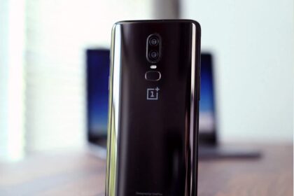 OnePlus 6 preto, parte traseira.