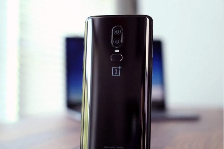 OnePlus 6 preto, parte traseira.