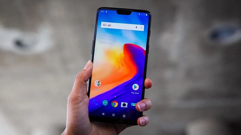 OnePlus 6 e 6T recebem atualização de segurança de novembro OnePlus 6 e 6T sendo segurado com a tela ligada.