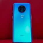OnePlus 7T azul, parte traseira.