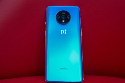 OnePlus 7T azul, parte traseira.