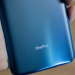 Parte traseira de um smartphone OnePlus, foto focando o logotipo.