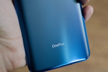 Parte traseira de um smartphone OnePlus, foto focando o logotipo.