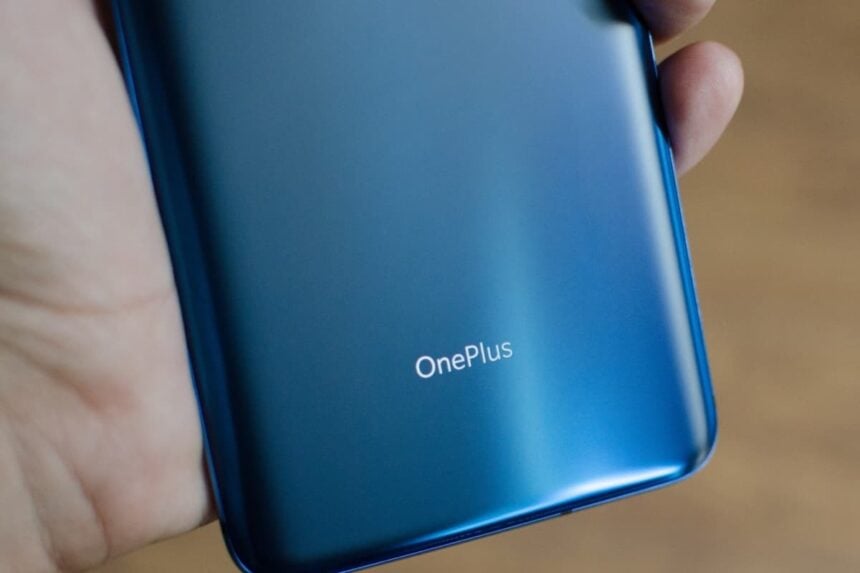 Parte traseira de um smartphone OnePlus, foto focando o logotipo.