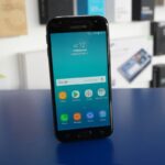 Galaxy J2 (2017) na cor preta.