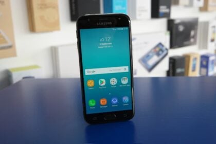 Galaxy J2 (2017) na cor preta.