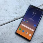Galaxy Note 9 com a tela ligada.