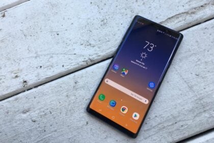 Galaxy Note 9 com a tela ligada.
