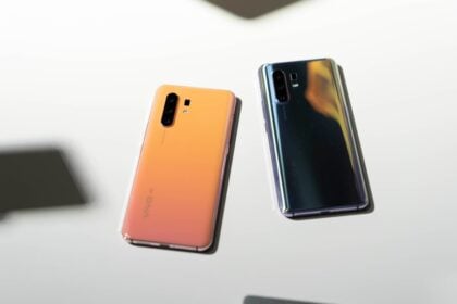 Vivo X30 Pro laranja e preto.