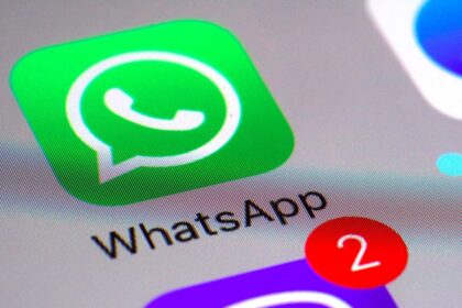 Ícone do WhatsApp na tela de um celular.