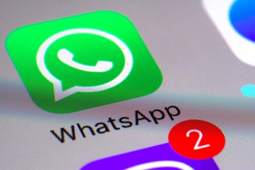 Ícone do WhatsApp na tela de um celular.