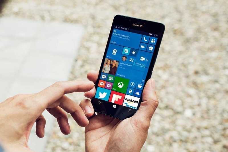 Microsoft adia encerramento do Windows 10 Mobile Smartphone Microsoft com Windows 10 Mobile.