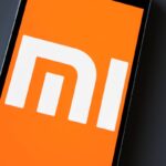 Smartphone com o logo da Xiaomi na tela.