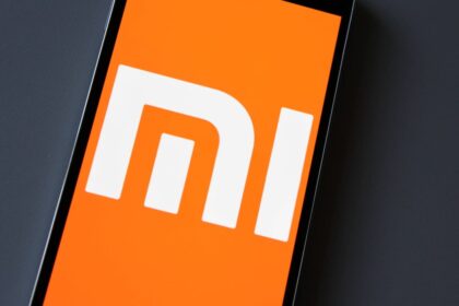 Smartphone com o logo da Xiaomi na tela.