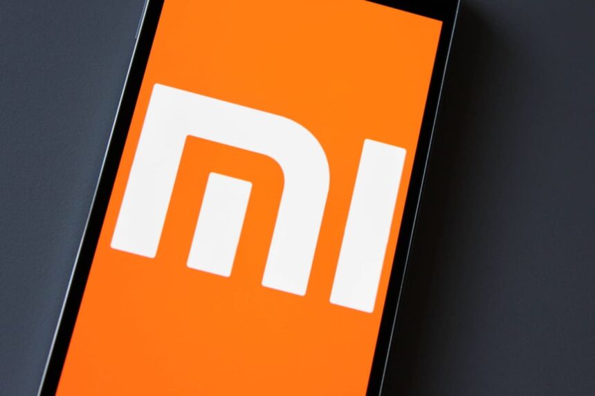 Smartphone com o logo da Xiaomi na tela.