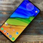 Xiaomi Mi Mix 3 com a tela ligada.