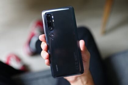 Mi Note 10 preto.