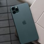 iPhone 11 Pro Max cinza, parte traseira.
