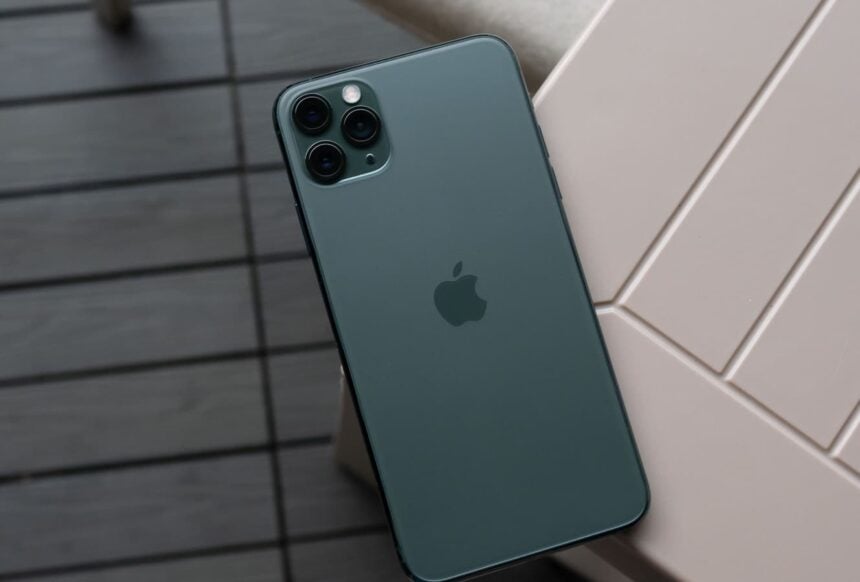 iPhone 11 Pro Max cinza, parte traseira.
