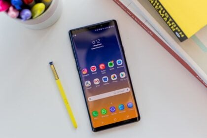 Galaxy Note 9 ao lado da S-Pen.