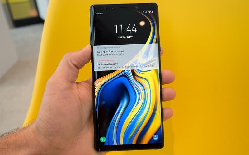 Galaxy Note 9 é atualizado com pacote de segurança de janeiro Galaxy Note 9 com a tela ligada, sendo segurado por uma mão.