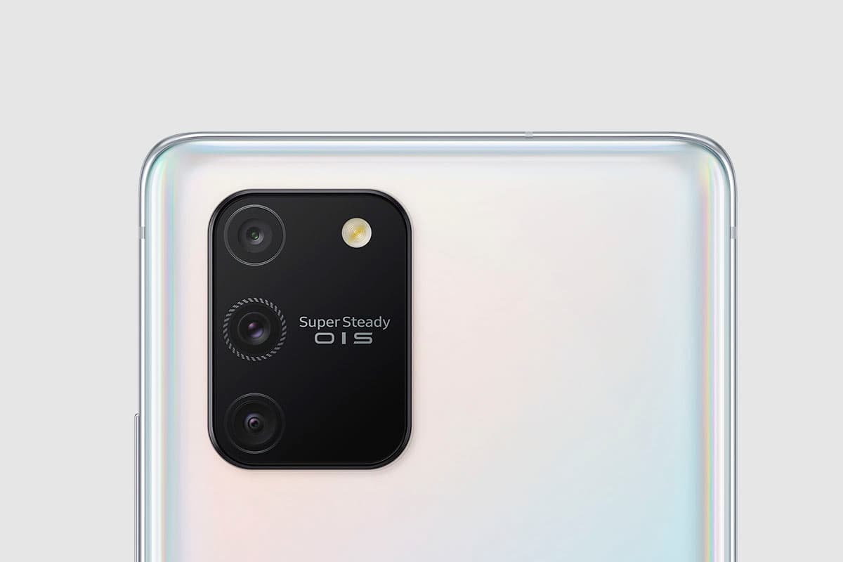 Foto focando as câmeras traseiras do Galaxy S10 Lite.