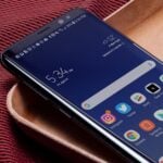 Samsung Galaxy S8 com a tela ligada.