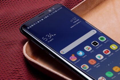 Samsung Galaxy S8 com a tela ligada.