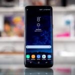 Galaxy S8 com a tela ligada.