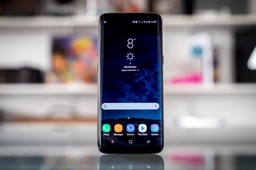 Galaxy S8 com a tela ligada.