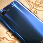 Foto da parte traseira de um Honor 10 na cor azul.