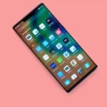Huawei Mate 30 Pro em uma superfície rosa, com a tela ligada.