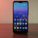 Huawei P20 com a tela ligada.