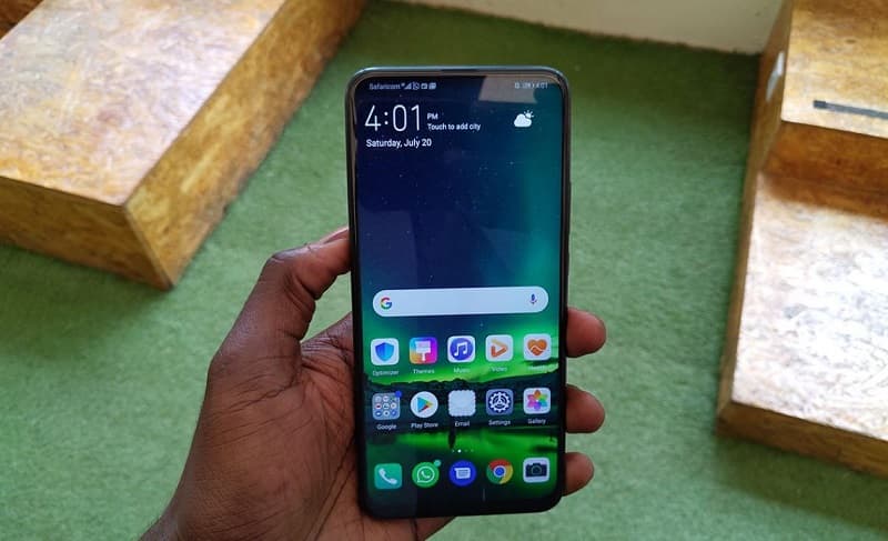 Huawei Y9 Prime (2019) recebe a EMUI 10 baseada no Android 10 Huawei Y9 Prime 2019 sendo segurado com a tela ligada.