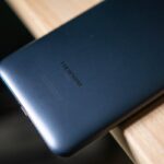 Foto da parte traseira de um Pocophone, focando a parte do logotipo.