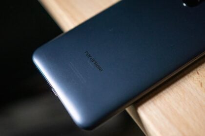 Foto da parte traseira de um Pocophone, focando a parte do logotipo.