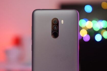 Foto da parte traseira do Pocophone F1.