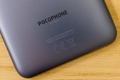 Pocophone F1 logotipo.