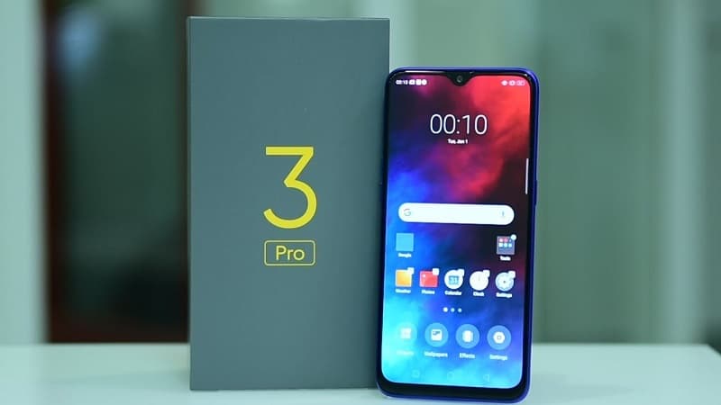 Realme 3 Pro começa a receber atualização para o Android 10 Realme 3 Pro ao lado de sua caixa.