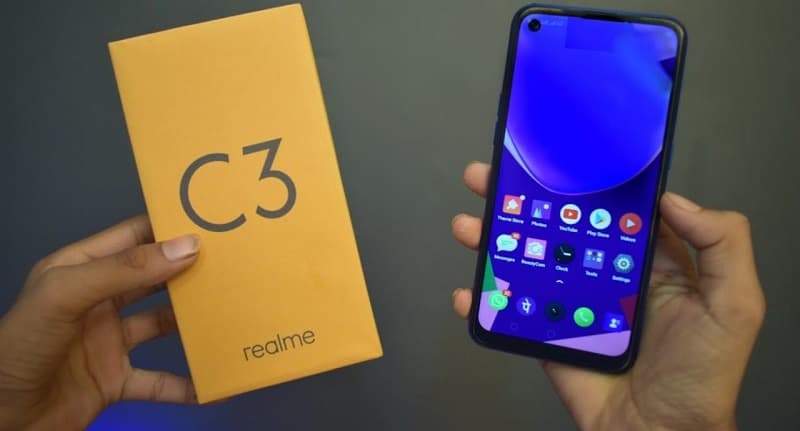 Realme C3 ao lado da caixa.
